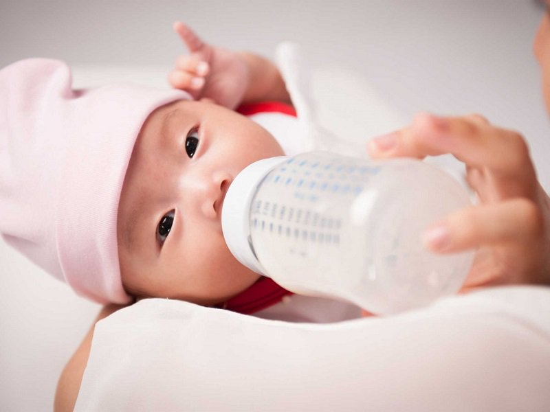 Trẻ bú sữa công thức sẽ lâu đói hơn bú sữa mẹ