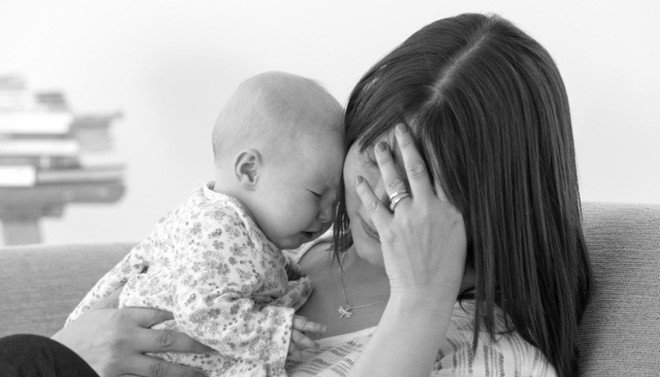 Thiếu ngủ và sự căng thẳng (stress) khi em bé đang khóc sẽ khiến bạn gặp khó khăn trong tuần đầu sau sinh