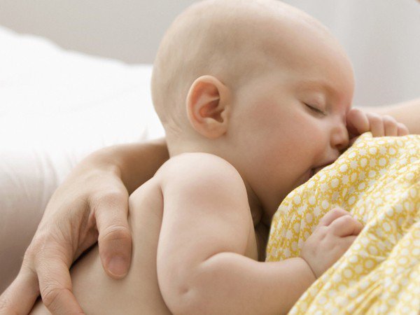 Khi bé bị sốt mẹ nên cho bé bú nhiều