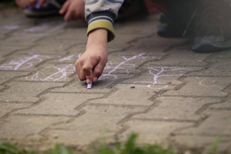 Cho con vẽ một ngôi làng bằng phấn vỉa hè có thể xây dựng các kỹ năng vận động tinh cho trẻ