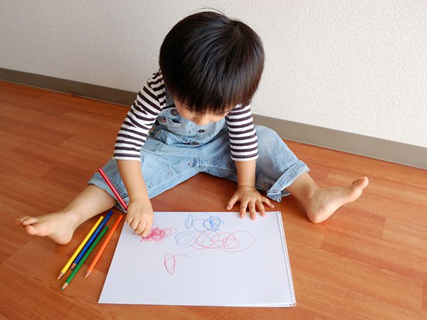 Dạy bé 4 tuổi học vẽ kích thích trí sáng tạo - Cộng đồng mẹ bé Kynaforkids