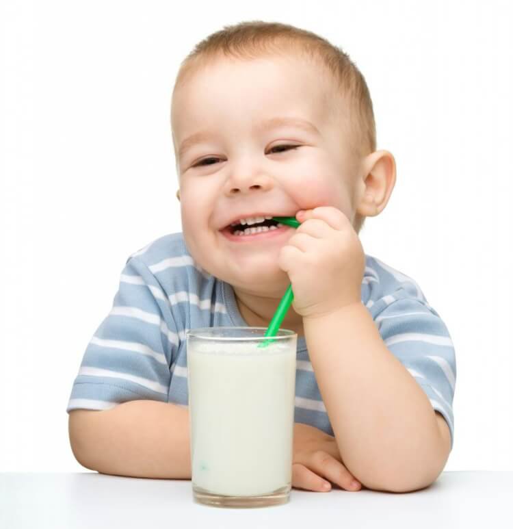 Trẻ uống sữa