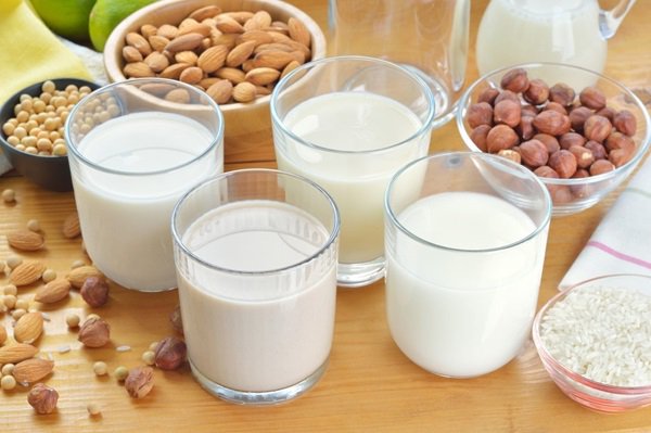 Sữa thực vật và sữa bò: Loại nào tốt cho bạn? | Vinmec