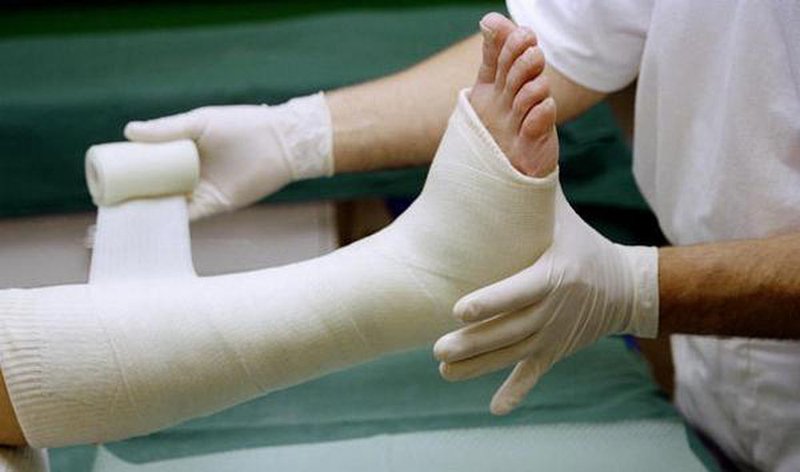 Không gập được cổ chân và ngón chân sau tai nạn gãy chân trái có phải tổn thương thần kinh không và phải làm thế nào?