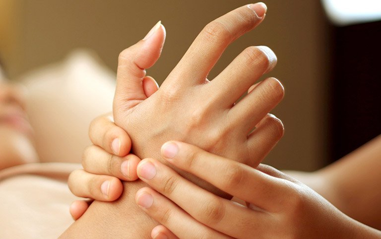 Tập vật lý trị liệu khắc phục chứng tê cứng khớp ngón tay khi ngủ dậy