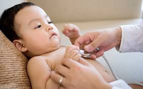 Trẻ 18 tháng tuổi bị viêm phổi dùng nhiều kháng sinh có ảnh hưởng gì không?