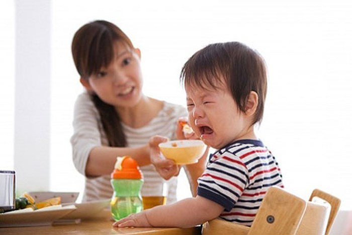 Trẻ 16 tháng tuổi bị suy dinh dưỡng bỏ ăn kèm quấy khóc nên làm gì?