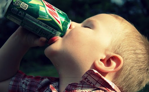 Trẻ uống nước tăng lực