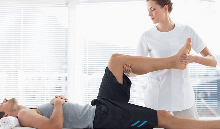 Massage vận động khớp háng và khớp gối