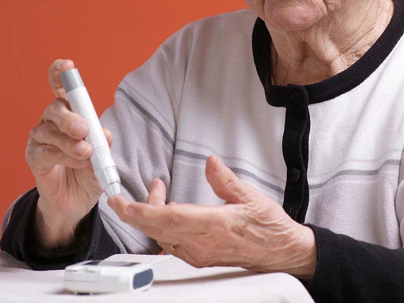 người cao tuổi bị tăng huyết áp có thể bị tiểu đường