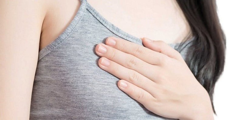Ngực nhô ra kèm tiết chất nhờn liên tục là dấu hiệu bệnh gì?