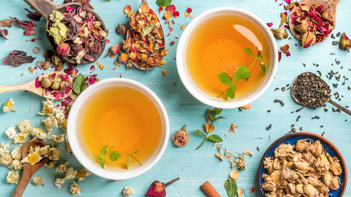 Người bệnh có thể sử dụng trà thảo mộc giúp giảm tình trạng khó nuốt