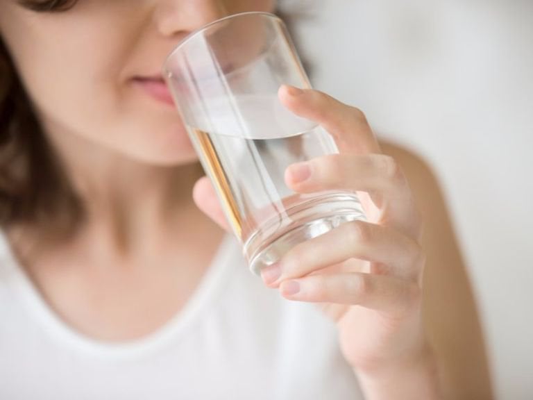 Uống 3 lít nước mỗi ngày: Nên hay không nên