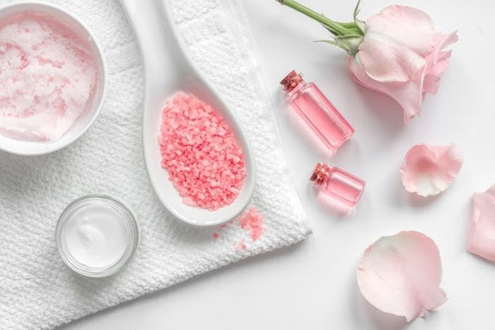 Axit lactic bên trong mỹ phẩm chứa aha và bha có trong nước hoa hồng