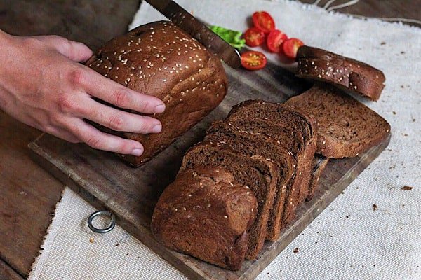 Bánh mì đen làm từ bột gì là câu hỏi của nhiều người tiêu dùng