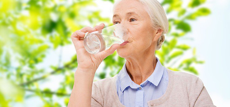 Nguyên nhân và triệu chứng của tình trạng mất nước ở người lớn tuổi