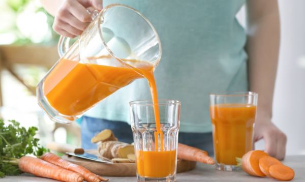 Làm nước ép cà rốt uống có thể ngăn ngừa bệnh ung thư