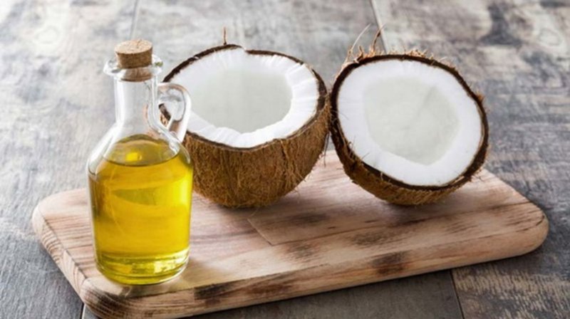 Có nên dùng dầu dừa để bôi trơn âm đạo?