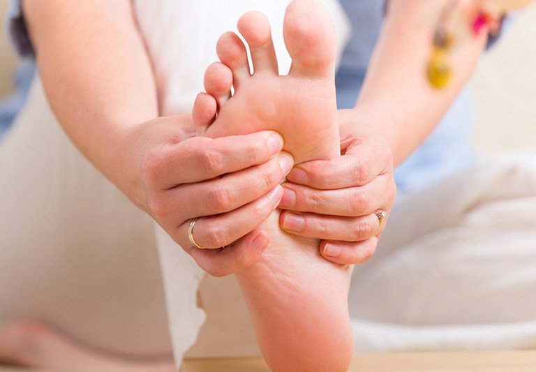 Lòng bàn chân có màu vàng, ngứa kèm mùi tanh là bệnh gì?