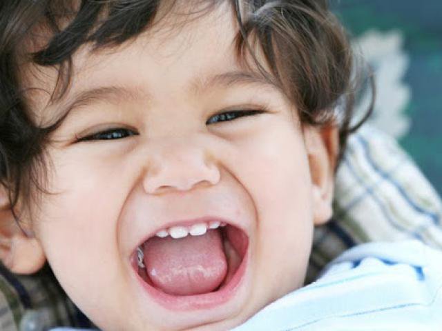 Trẻ 6 tuổi có dấu hiệu mọc lệch răng hàm dưới phải làm sao?