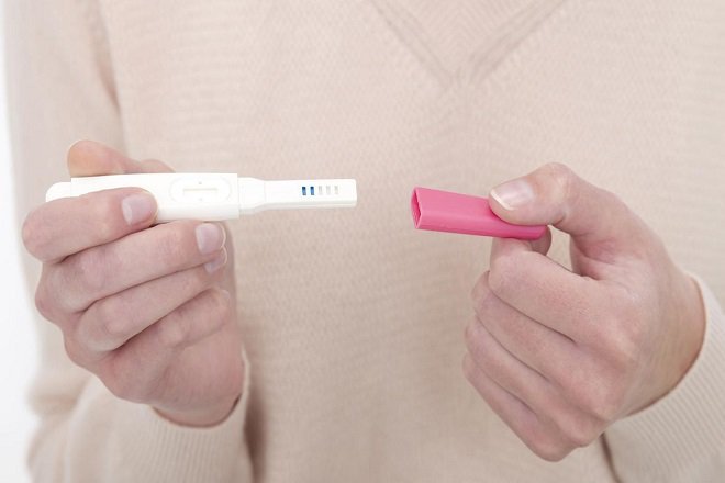 Trễ kinh 2 tuần, que thử thai 1 vạch có phải mang thai không?