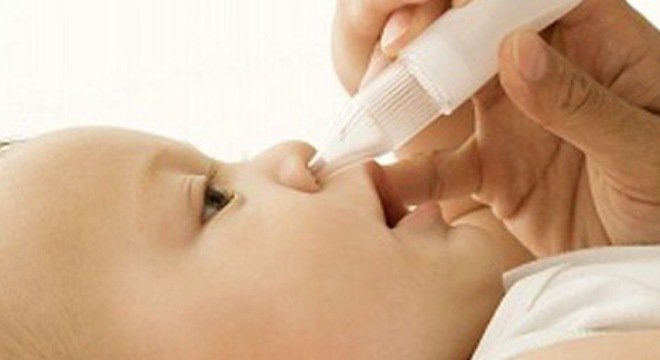 rửa sạch mũi cho trẻ