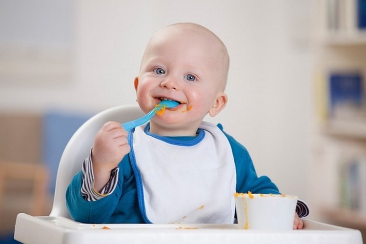 Phát triển kỹ năng vận động liên quan đến việc ăn uống của trẻ