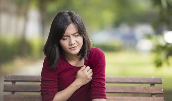 Cơn đau tim có thể xuất hiện tình trạng toát mồ hôi lạnh