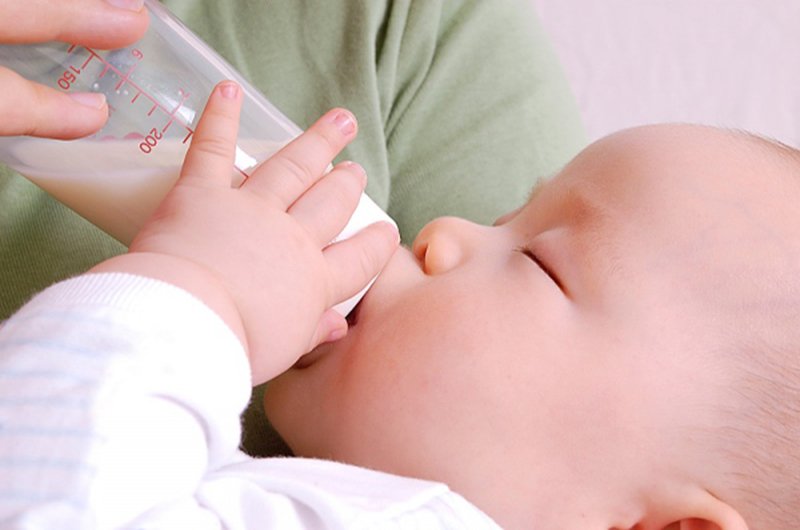 trẻ sơ sinh uống sữa nguội