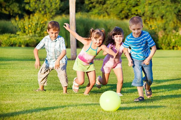 Để trẻ hoạt động ngoài trời là cách tăng cường hệ miễn dịch cho trẻ tự nhiên cho trẻ