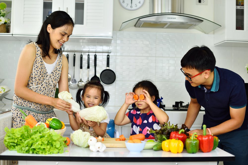 Cho trẻ tham gia hoạt động nấu ăn giúp giảm tình trạng trẻ kén ăn