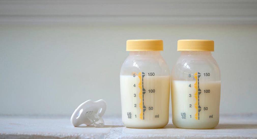 Hút sữa mẹ đúng cách phù hợp với lượng sữa trẻ cần sau sinh