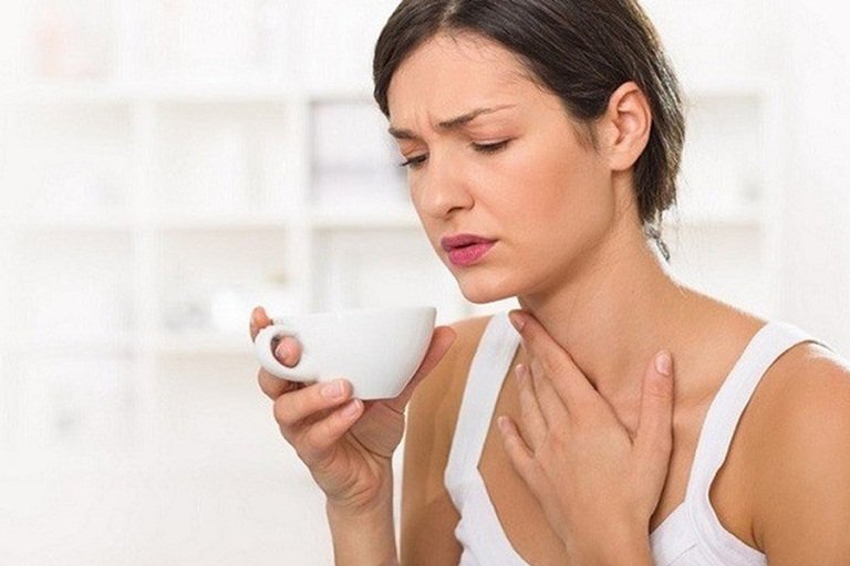 Triệu chứng giãn tĩnh mạch thực quản do biến chứng của bệnh gan bao gồm nuốt khó, đau và hôn mê