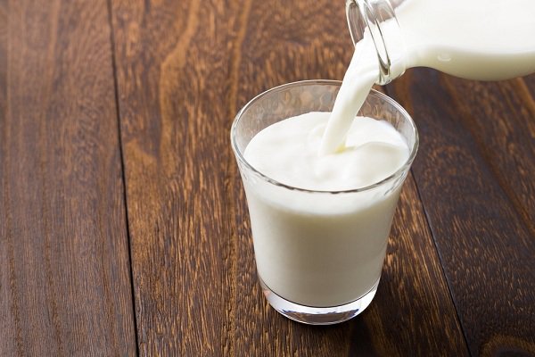 Trẻ 20 tháng nên uống loại sữa tươi và sữa bột nào?