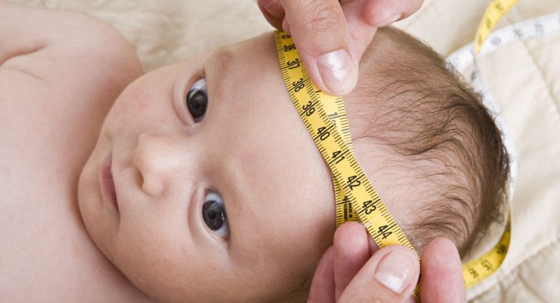 Trẻ hơn 2 tháng tuổi có chu vi vòng đầu 41,5cm có sao không?