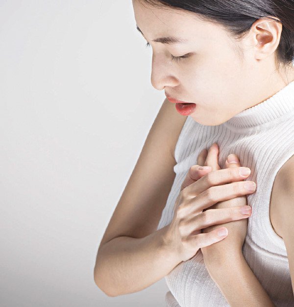 Sau khi ăn bị ợ hơi, khó thở có bất thường không?