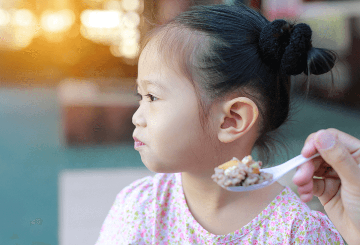 Cách giúp trẻ ăn không ngậm