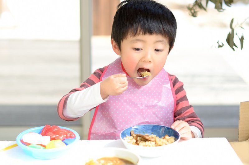 Tập cho trẻ thói quen ăn uống đúng giờ cũng là cách để trẻ tăng cân nhanh