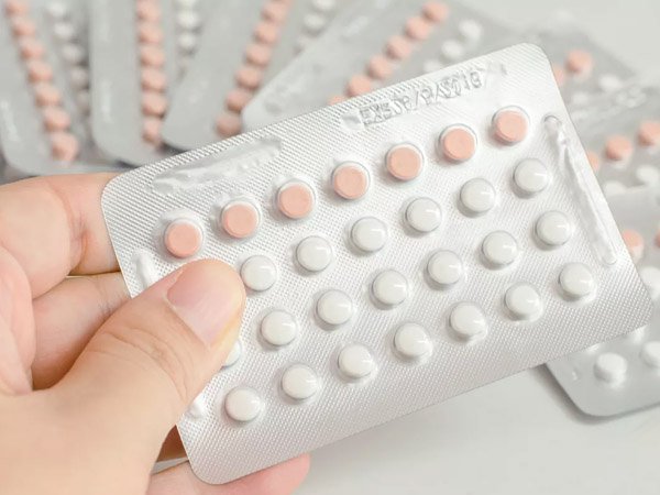 Rong kinh khi sử dụng thuốc tránh thai hàng ngày phải làm sao?