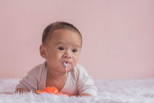 Trẻ 7 tháng tuổi nôn khi uống nước trái cây vị chua có sao không