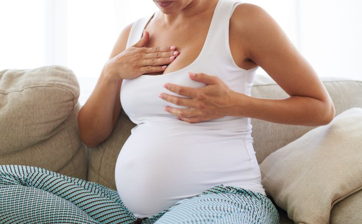 Ngực tiết chất lỏng khi mang bầu 20 tuần có sao không?