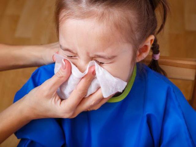 Trẻ hơn 2 tuổi chảy nước mũi xanh đặc kèm thở hôi là bệnh gì?