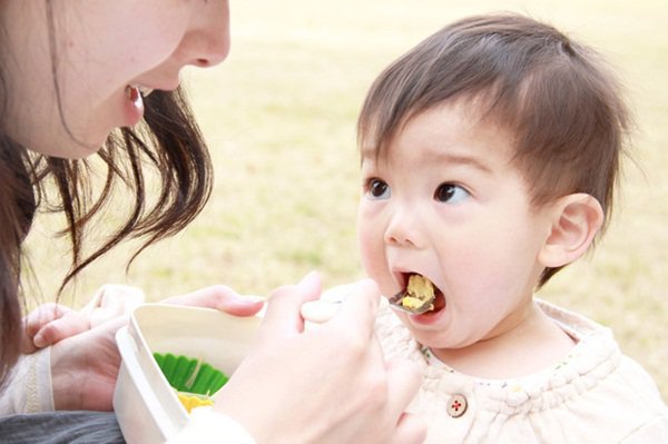 Cách nào kích thích ăn cho bé?