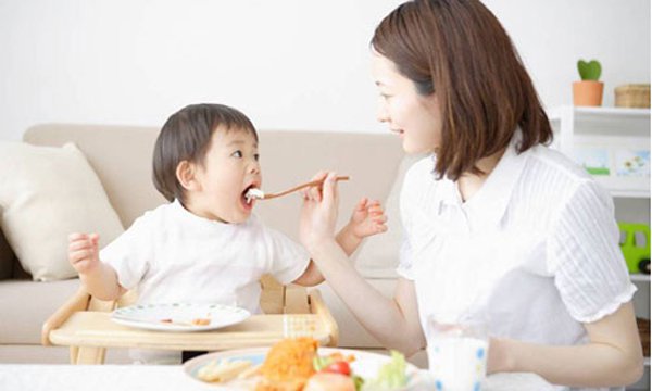Cha mẹ có thể lựa chọn món ăn trẻ yêu thích giúp con ăn ngon hơn