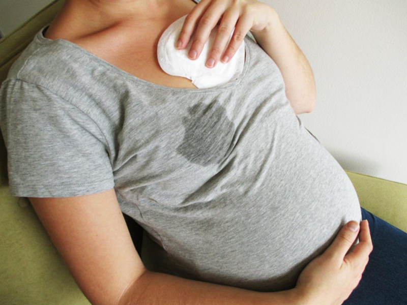 Phụ nữ mang thai 7 tháng tiết sữa non kèm ngứa núm vú có sao không?