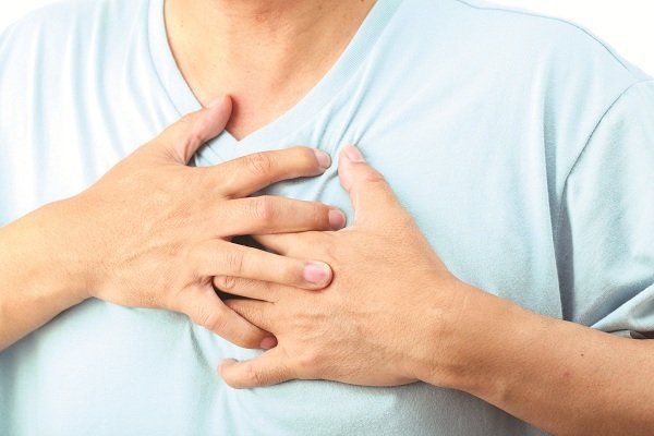 Đau tức ngực sau khi uống thuốc điều trị cường giáp có sao không?