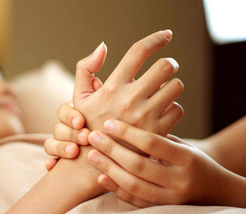 Vì sao sau khi ngủ dậy bạn bị tê tay chân?