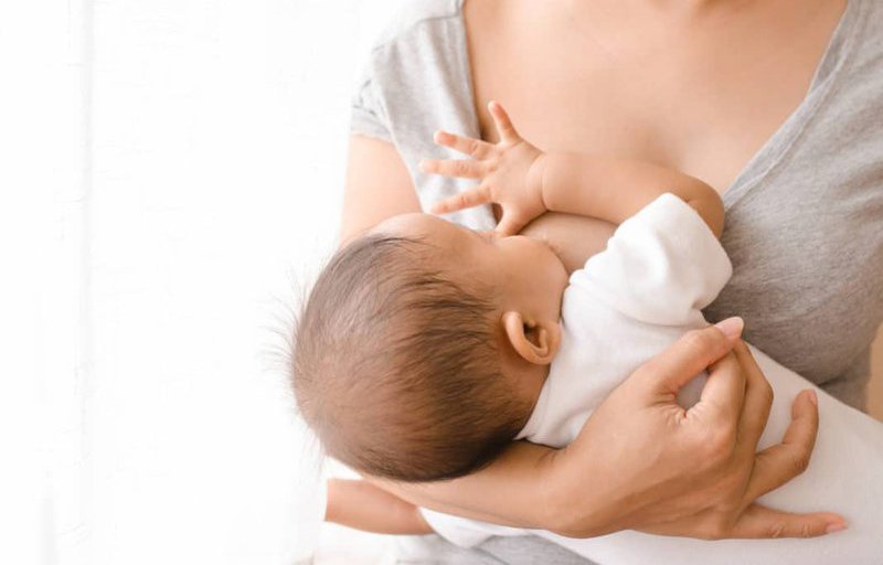 Mang thai lần 2 khi đang cho con bú có nên cai sữa không?