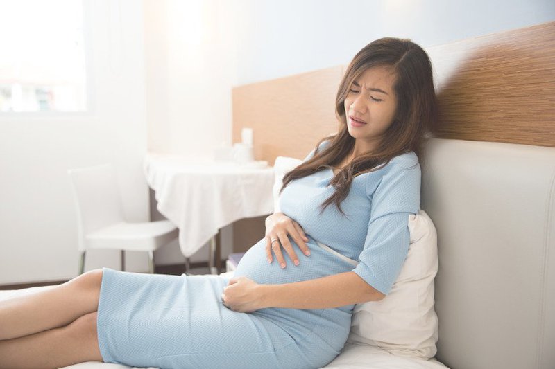 Nôn kèm đau thắt bụng dưới khi mang bầu 27 tuần có sao không?