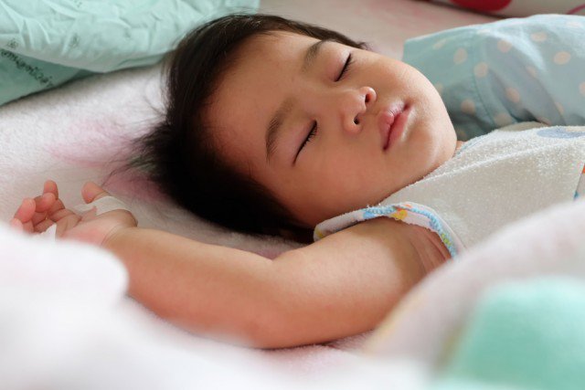 Khó ngủ ở trẻ 3 tuổi phải làm sao?